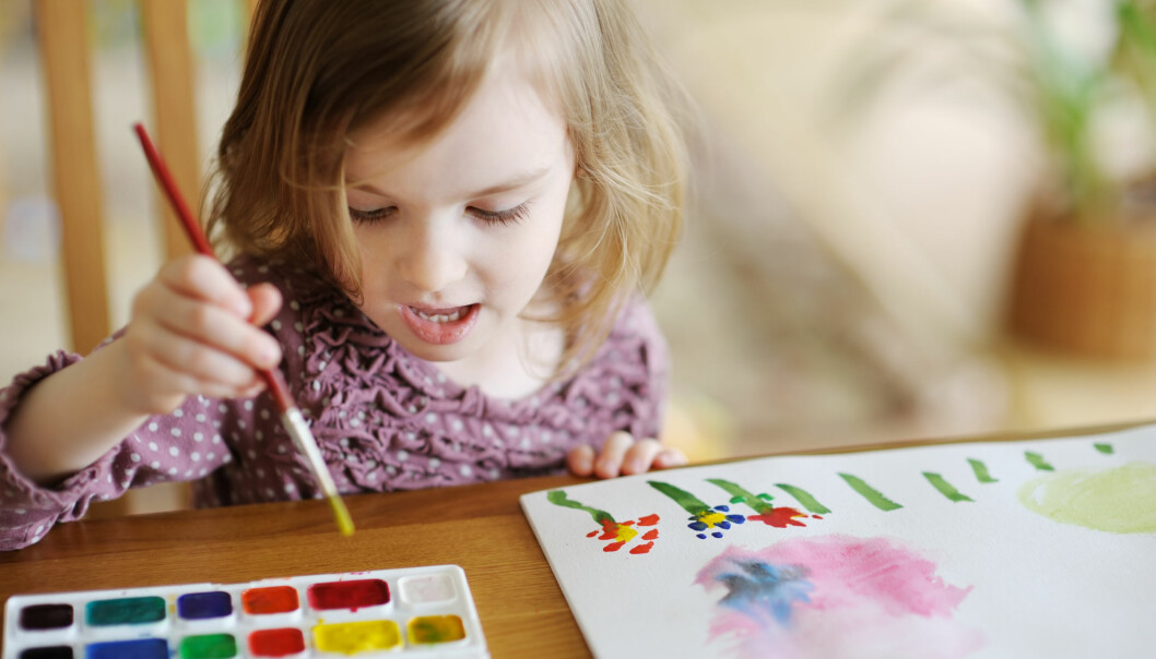 flicka målar med vattenfärger