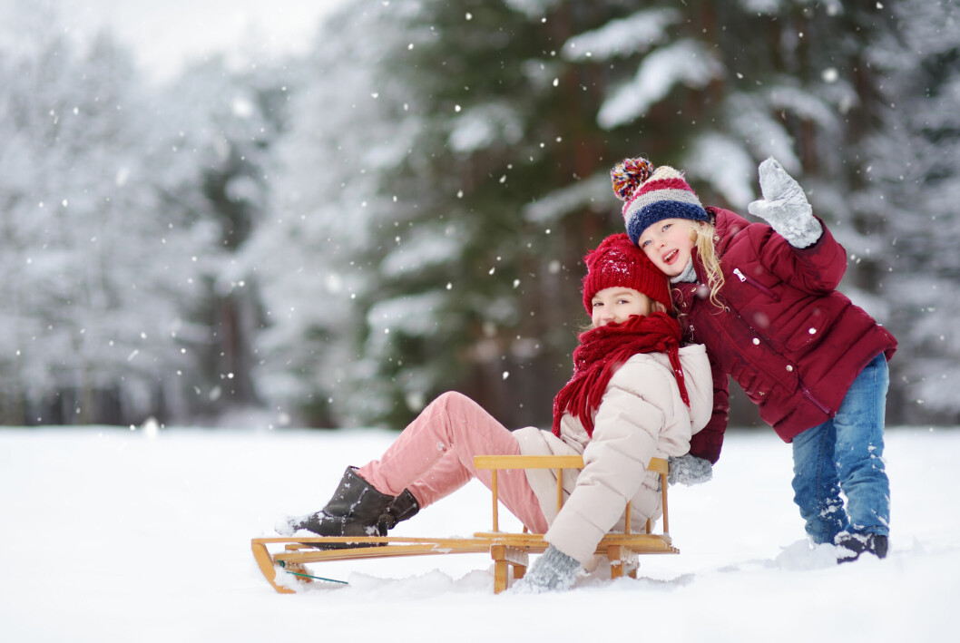 Jullovet brukar vara ett riktigt efterlängtat lov för både stor och liten. flickor som leker i snön