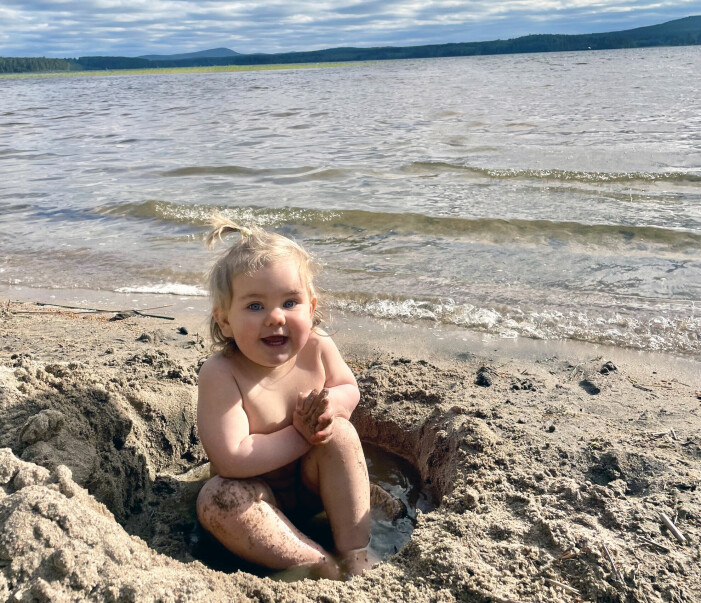 Innan flytten tillbringade familjen en stor del av somrarna uppe i Hälsingland, men innan pandemin hade de aldrig pratat om att bo någon annanstans än i Stockholm. På bilden ser man lilla Flora som njuter på en av alla stränder familjen nu har tillgång till. Foto: Privat. Flora badar