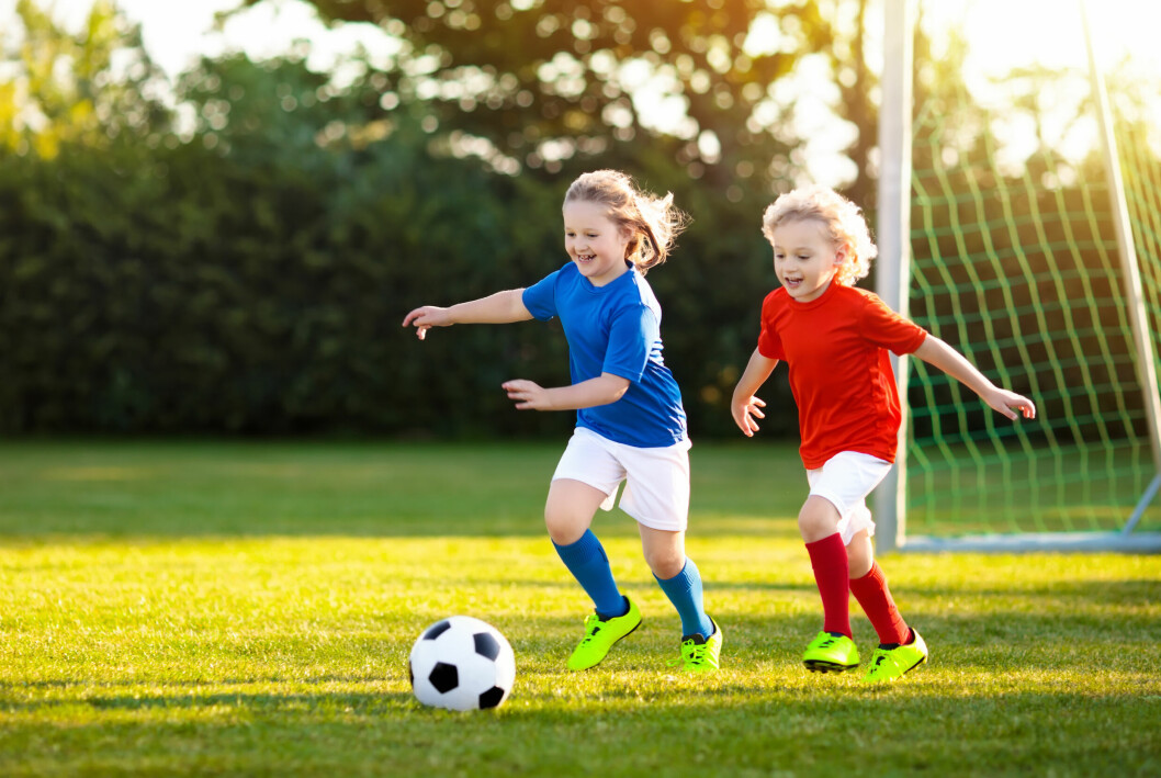 barns som spelar fotboll m