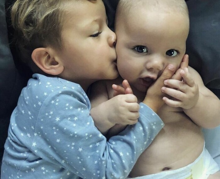 Frank och Henry har 100 procent samma gener eftersom Marta valde samma donator. Frank och Henry myser
