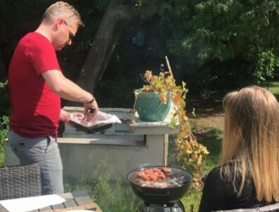 Fredriks dotter Ellen bor mestadels i Staffanstorp hos sin mamma men kommer till Kävlinge ungefär varannan helg. Fredrik Swedmark och Ellen Swedmark