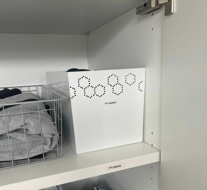 Namnge vilken korg som innehåller vad är ett bra sätt för ordning och reda. korgar i garderoben