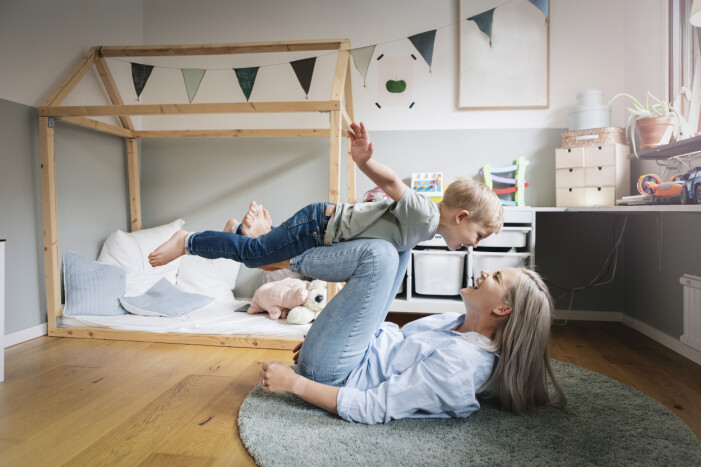 Det är när ni är tillsammans och gör saker som barnet automatiskt börjar berätta om sin dag, hur han mår eller om en händelse. glad mamma leker med son i sovrum hemma