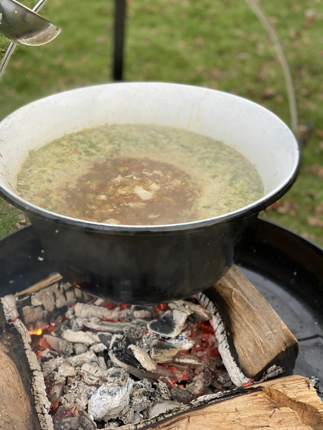 Att laga mat utomhus är ibland en del av skoldagarna för barnen i Brösarps skola. <span class=" italic" data-lab-italic_desktop="italic">Foto: Ann-Kristin Montán</span> Soppa som lagas över öppen eld