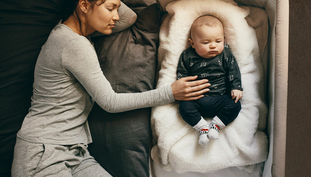 Om barnet har vant sig vid att somna i din famn kan man gradvis vänja om dem att somna på egen hand.