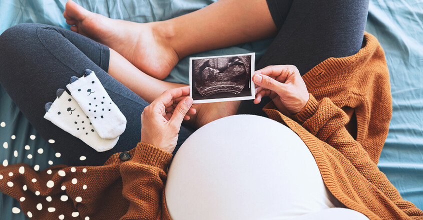 gravid kvinna tittar på ultraljudsbild