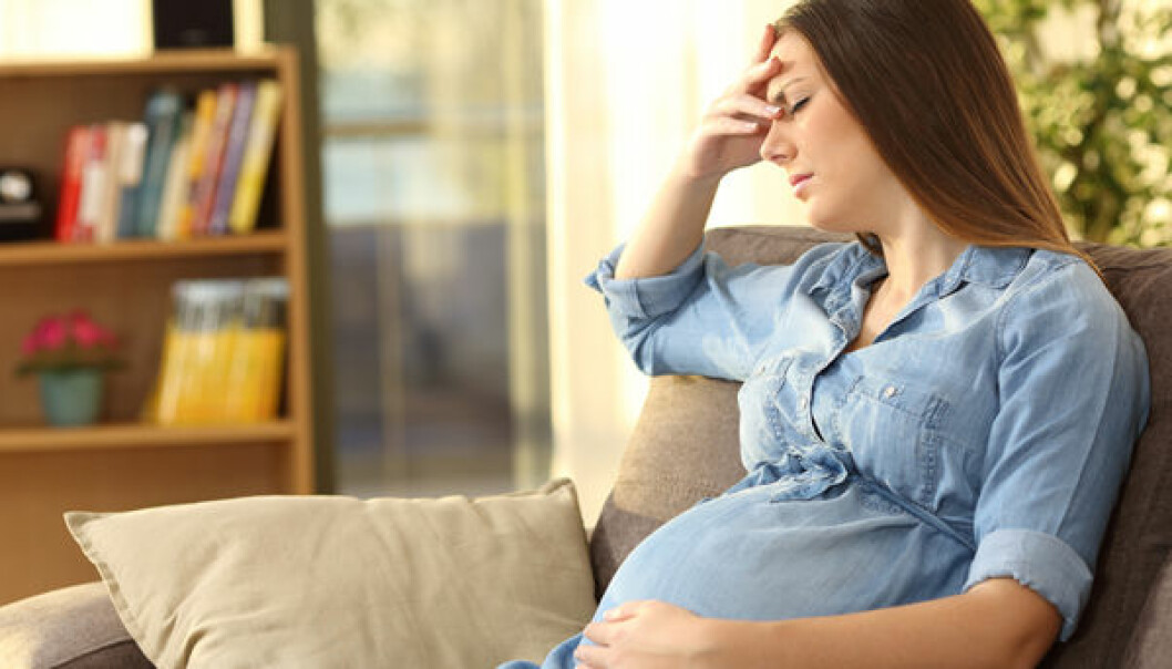 Gravid kvinna i en soffa