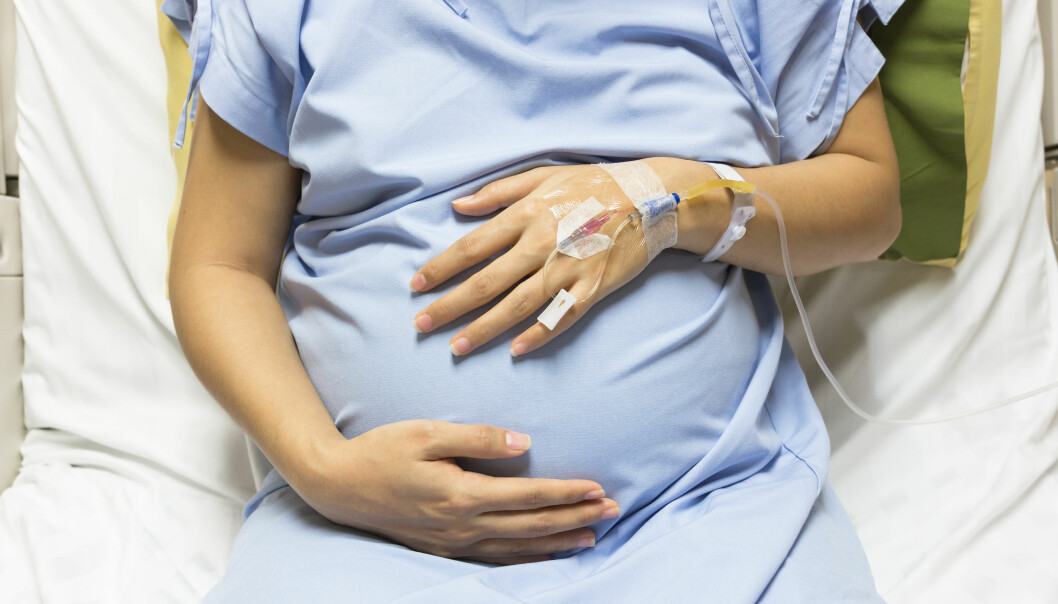 Gravid kvinna på förlossningen