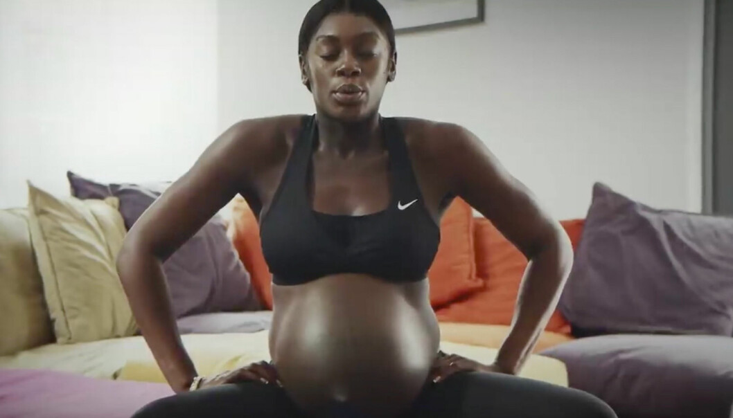 gravid kvinna i sportbh
