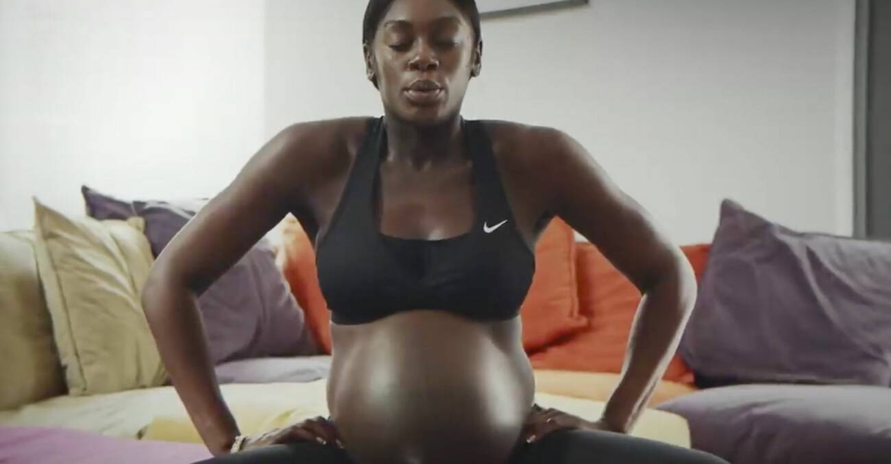 gravid kvinna i sportbh