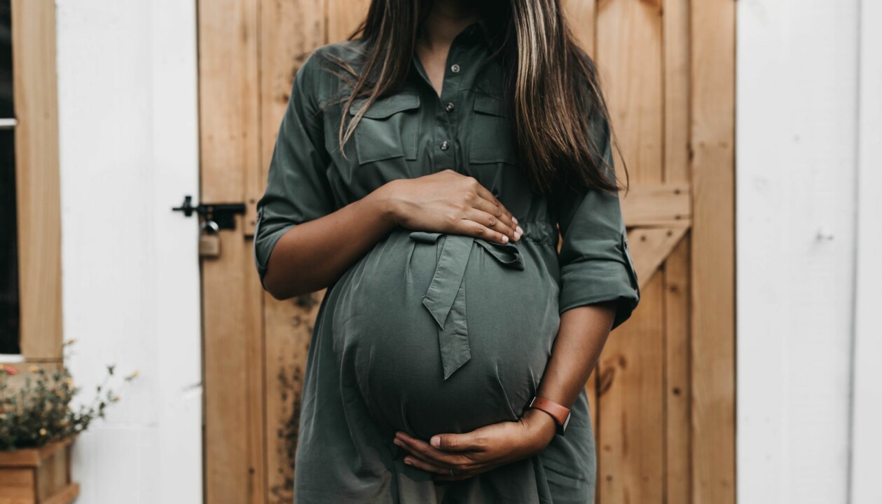 Bakterien listeria kan i för stora mängder bli skadlig för ett foster. Gravid person som håller händerna på magen.