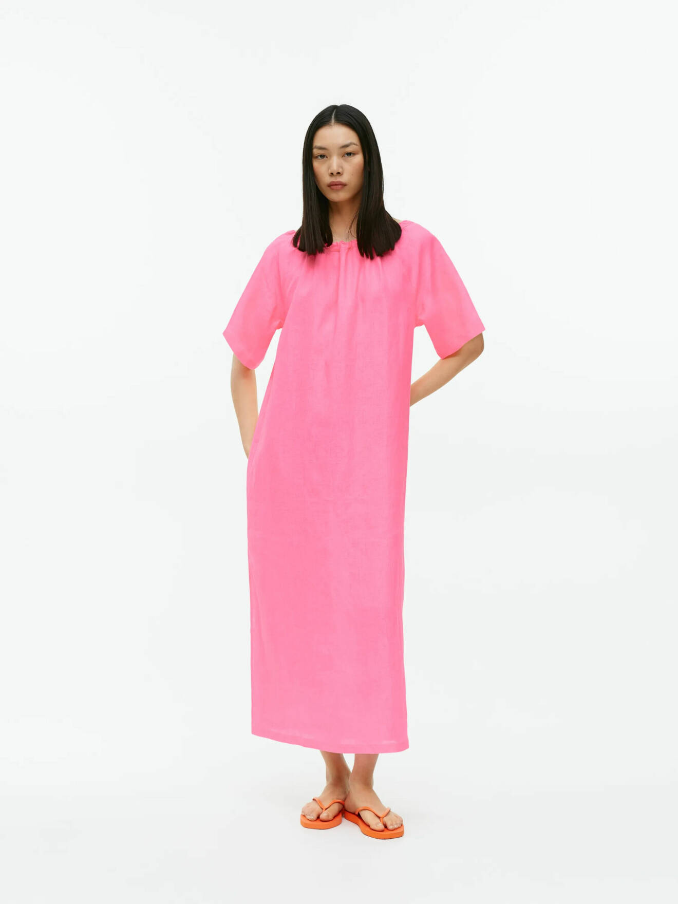 rosa somrig gravidklänning i linne från arket