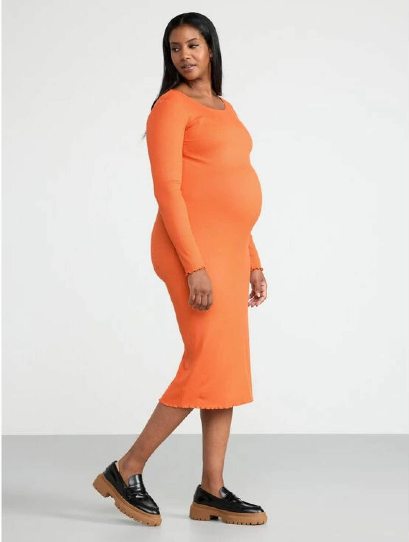 mjuk tight orange gravidklänning från lindex