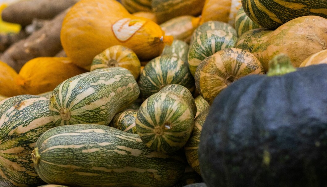 Två femtedelar av tallriken ska bestå av grönsaker, rotfrukter, frukt eller bär. grönsaker
