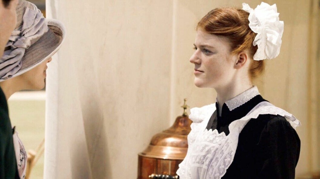Med hjälp av Lady Sybil får Gwen till slut ett jobb som sekreterare och kan lämna serviceyrket. Gwen