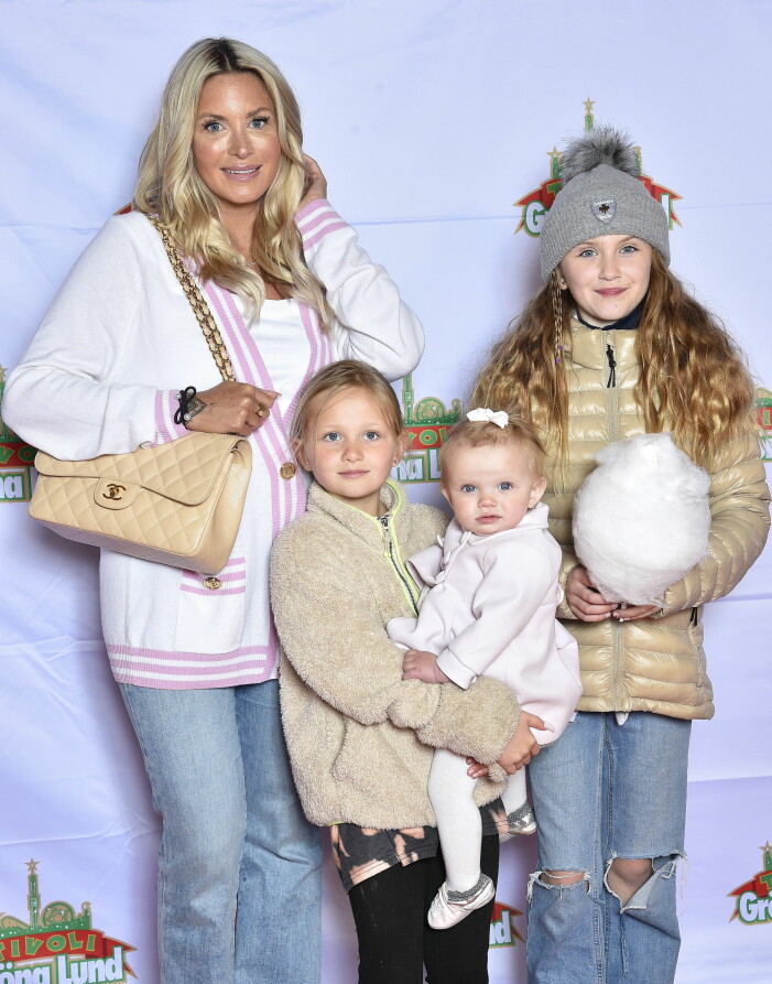 Carolina Gynning med döttrarna Alicia, Adele och Vilda. Carolina Gynning med alla döttrar