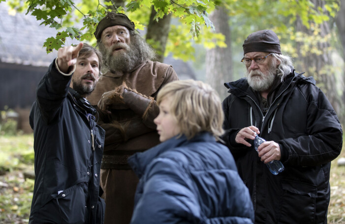 Gustaf Åkerblom har bland annat regisserat barnfilmen <span class=" italic" data-lab-italic_desktop="italic">Halvdan Viking</span>. Här syns han ge regi åt bland annat Peter Haber och Claes Månsson.