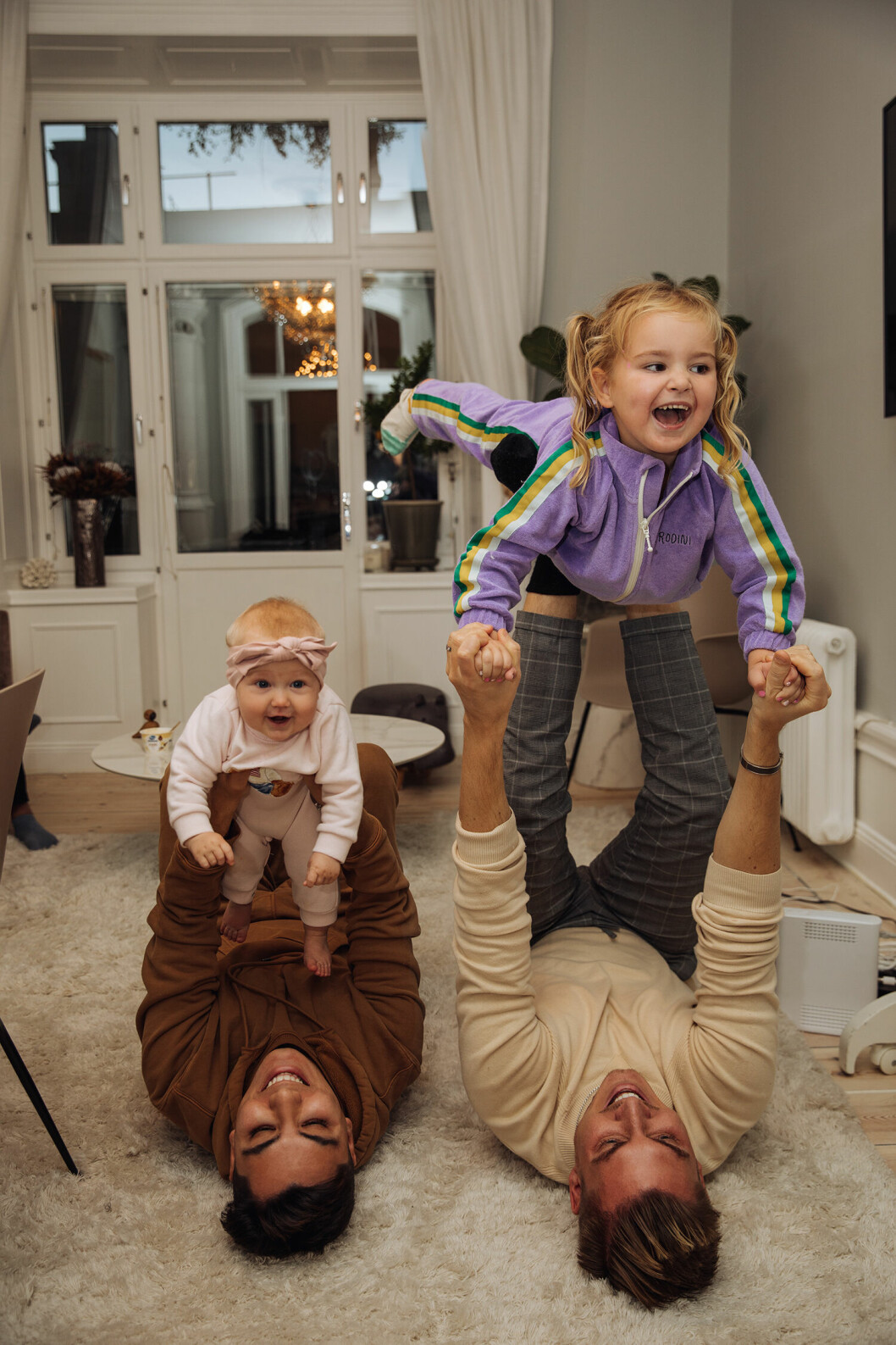 Att vara tvåbarnsförälder är dubbelt så slitsamt – men också dubbelt så fantastiskt, säger John. Foto: Hampus Forssander John och Johan med Astrid och Miriam