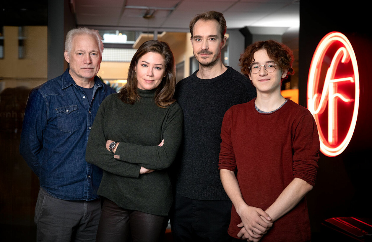 Regissören Hannes Holm tillsammans med skådespelarna Jenny Silfverhjelm, Jonas Karlsson och Simon Larson. <span class=" italic" data-lab-italic_desktop="italic"><span class=" t19" data-lab-text_size_desktop="19">Foto: Særún Hrafnkelsdóttir Norén</span></span> De ska göra filmatiseringen av Karl-Bertil Jonssons julafton