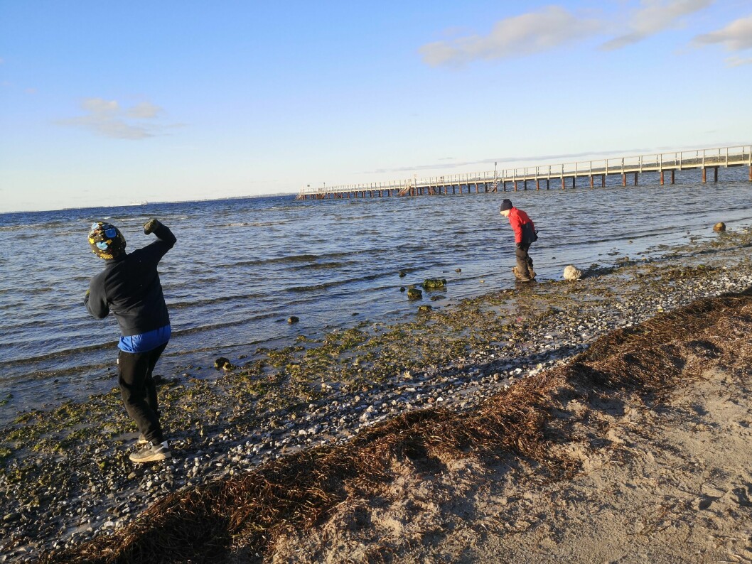 Lyckan är stor för familjen i att kunna vara vid havet året om. Alfred och Hjalmar vi havet