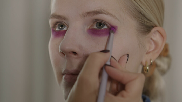 Tips! Använd en makeuppensel som har rundad topp, då blir det inte så skarpa kanter. häxa lila ögonskugga