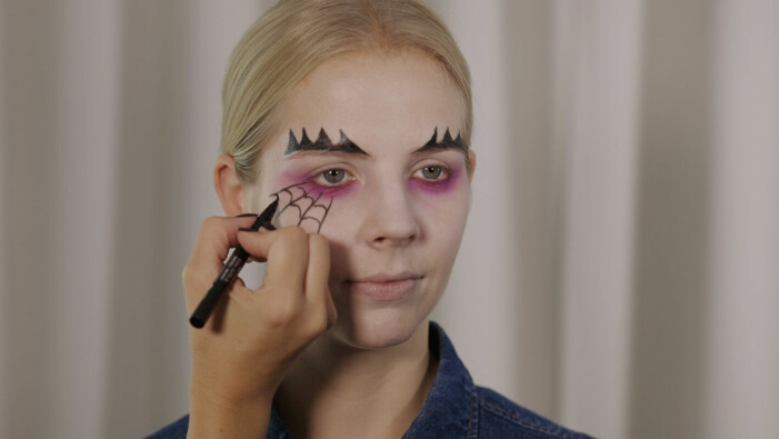 Tips! Var lätt på eyelinern så har du chans att få jämna och raka streck. ansiktsmålning häxa spindelnät