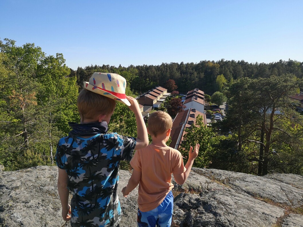 Sönerna Hjalmar, 8, och Alfred, 6 tar farväl av sitt gamla hem. Alfred och Hjalmar Hagsten