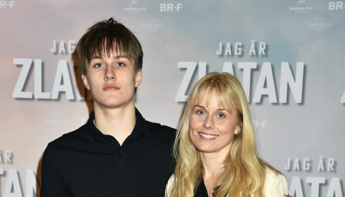 Helena och sonen Alfred har en nära relation och umgås mycket tillsammans. Helena af Sandeberg med sin son Alfred på biopremiär.