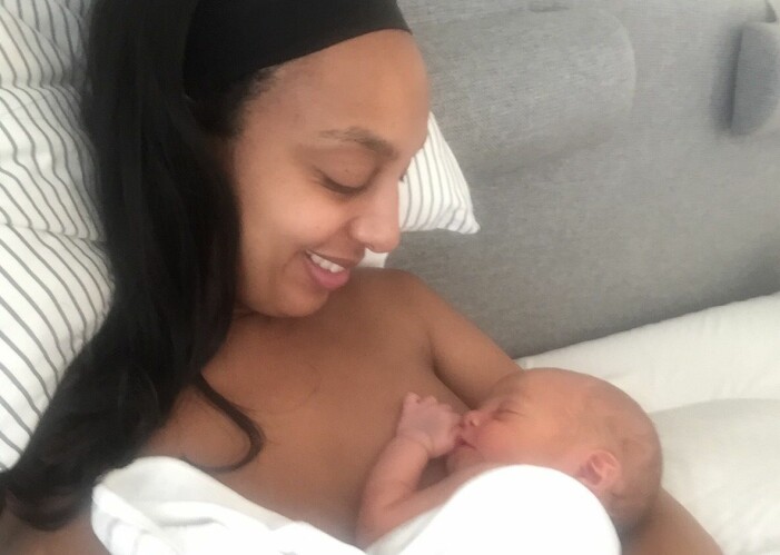 Förlossningen blev inte alls som hon hade tänkt sig, men den blev bra ändå. mamma hermon med nyfödd bebis i famnen