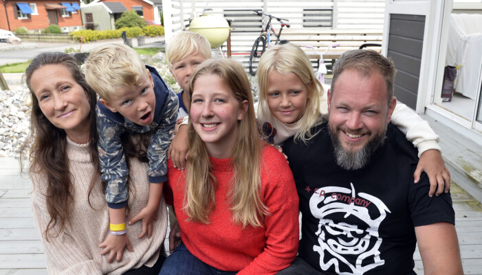 Filippa med mamma Anna, Morris, Love, Molly och pappa Simon. Filippa med familjen