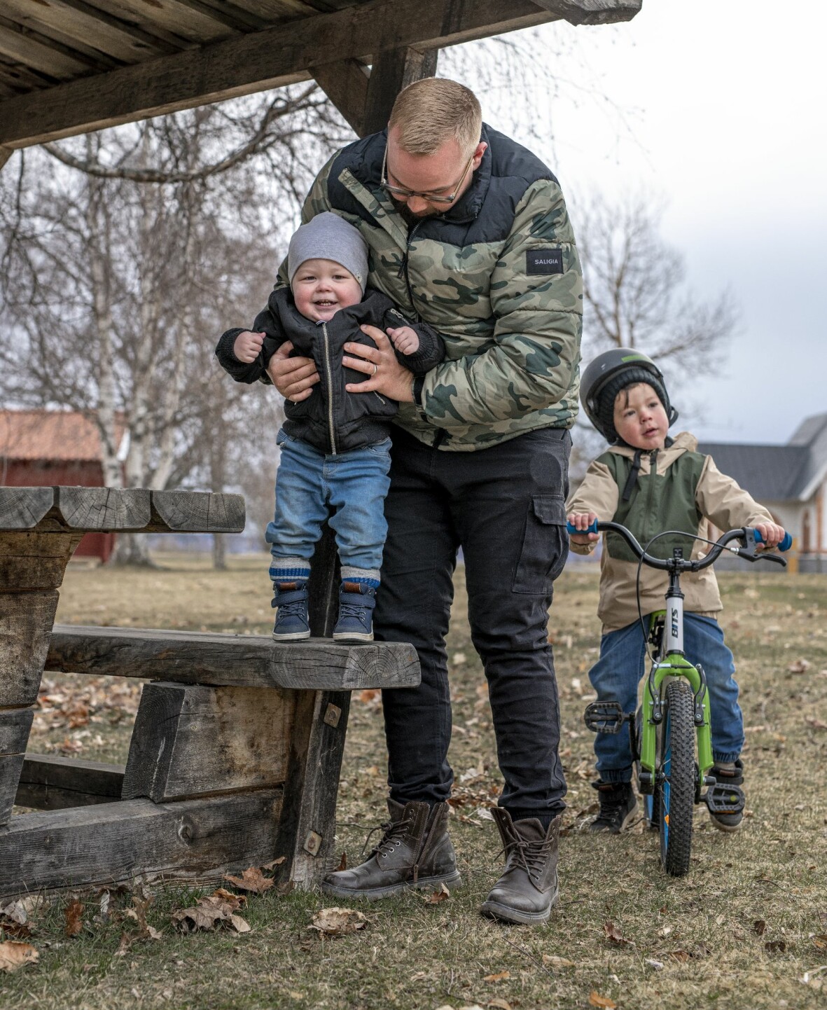 Utifrån sett är det svårt att föreställa sig vilken tuff start Hugo hade i livet. Här med pappa Hampus Lång och storebror Milian. Hugo föddes med ett hjärtfel och var nära att dö strax efter födseln, här med pappa Hampus Lång och storebror Milian i Timrå.