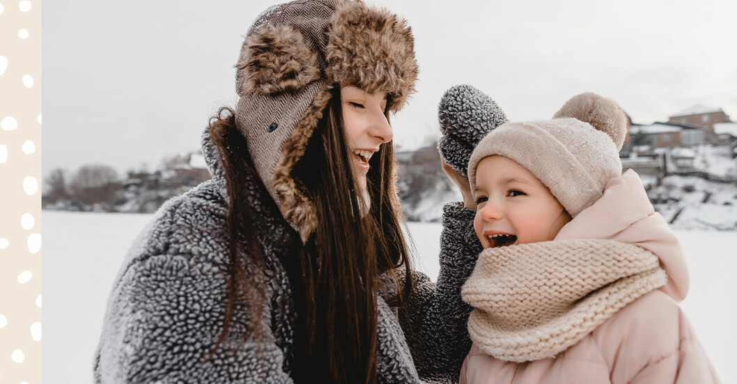Mamma och barn i snölandskap