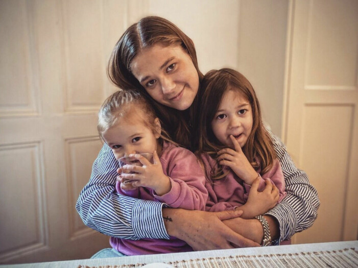 ”Jag är en småbarnsmorsa som gillar att sjunga och som testat på att vara skådepelare”, säger Ida när Motherhood ber henne beskriva sig själv. Ida med döttrarna Stella och Lotta