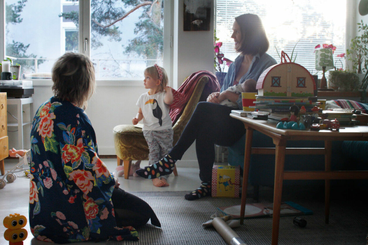 Att anlita en doula hjälpte Filippa Risbecker även efter förlossningen: "Allt har läkt snabbare efteråt, jag känner mig lugn och har inte känt av hormonerna på samma sätt", säger hon. Foto: Lovisa Svedlund. Filippa Risbecker med sina barn och doulan Tove Lundlycke.