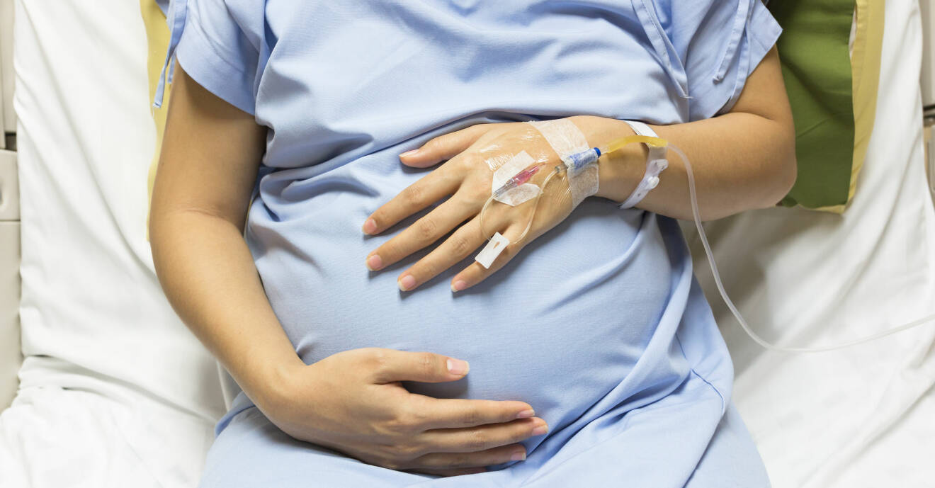 Gravid kvinna på förlossningen
