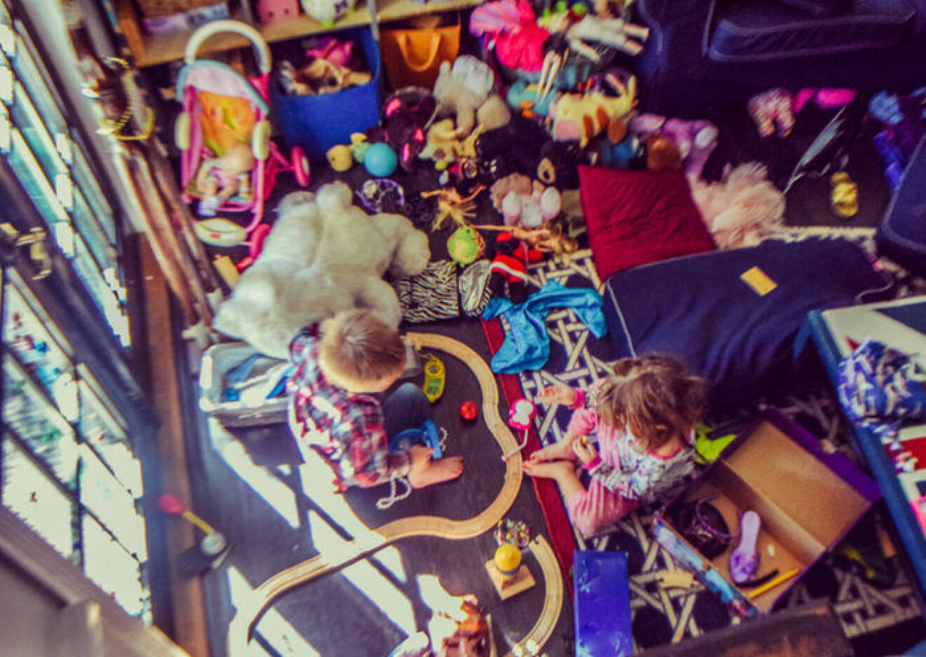 Barn i rum fullt av leksaker