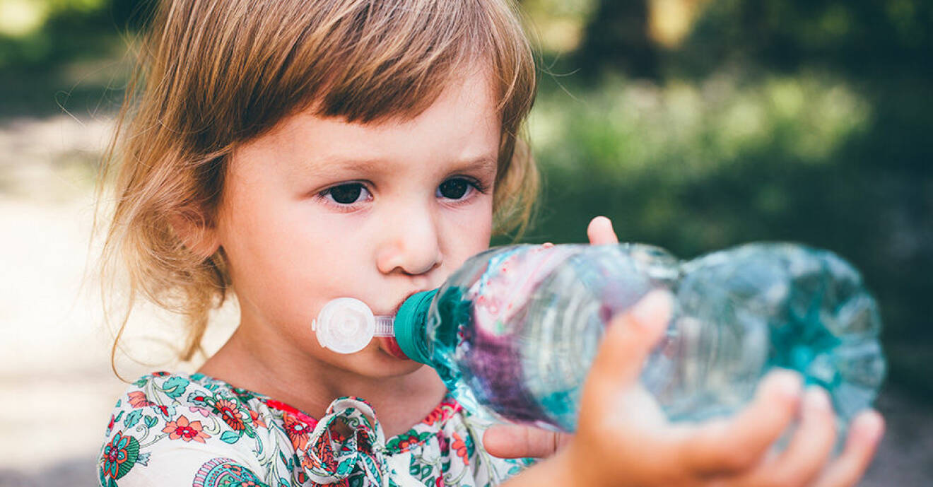 Tecken på att ditt barn dricker för lite vatten
