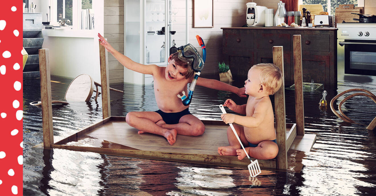 Två barn som förvandlat köket till en pool.