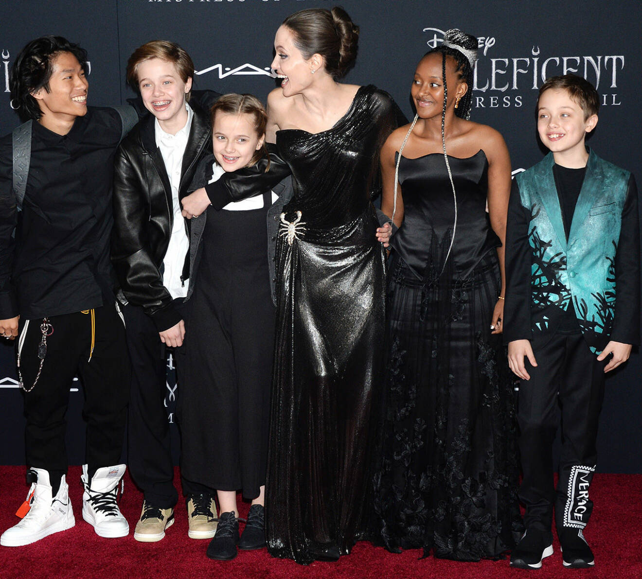 Angelina Jolie med fem av sina sex barn.