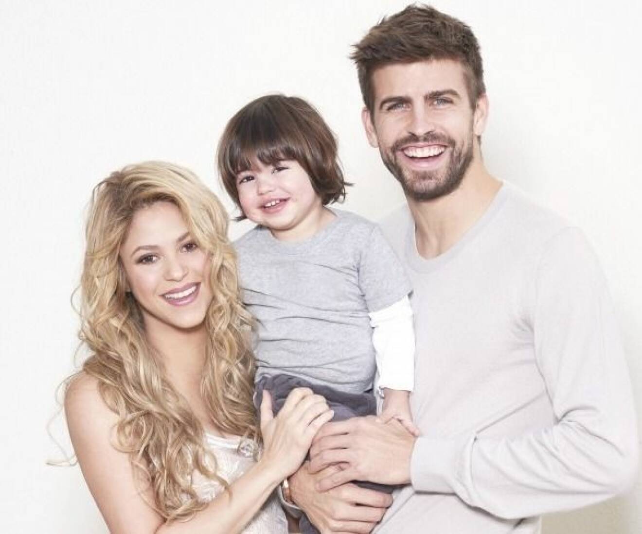 Shakira och Gerard Pique med sonen Milan