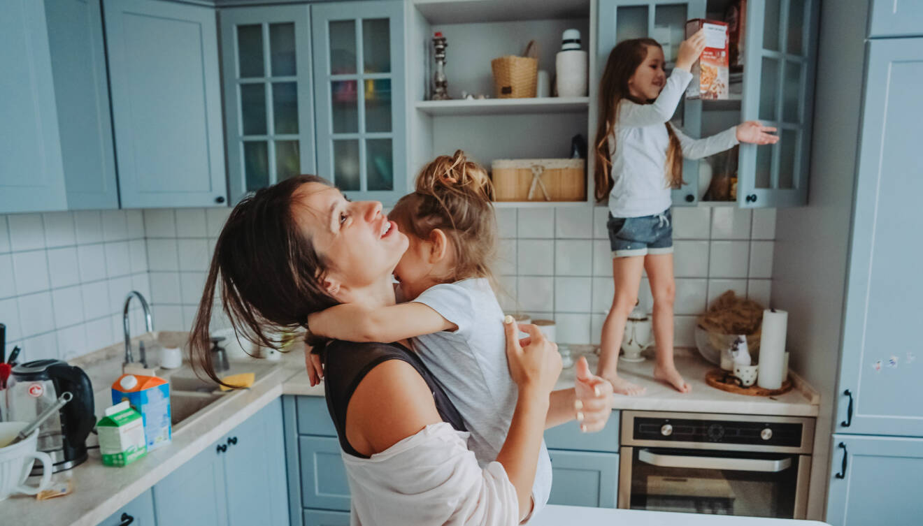 Kaos i köket med barn och mamma