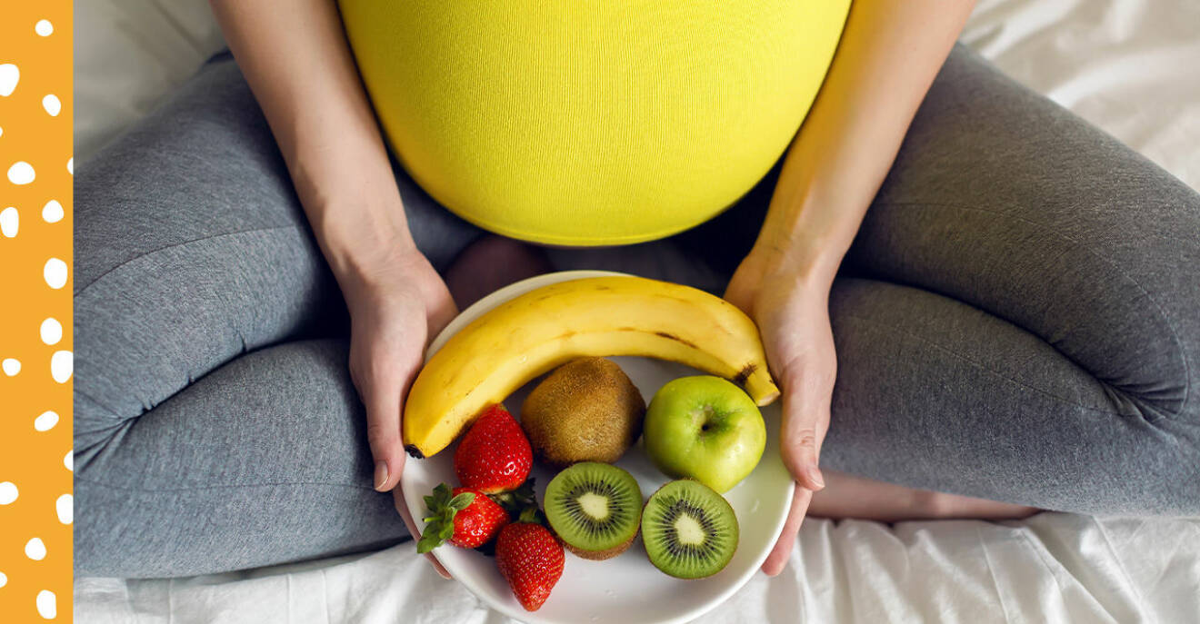 Gravid kvinna äter frukt