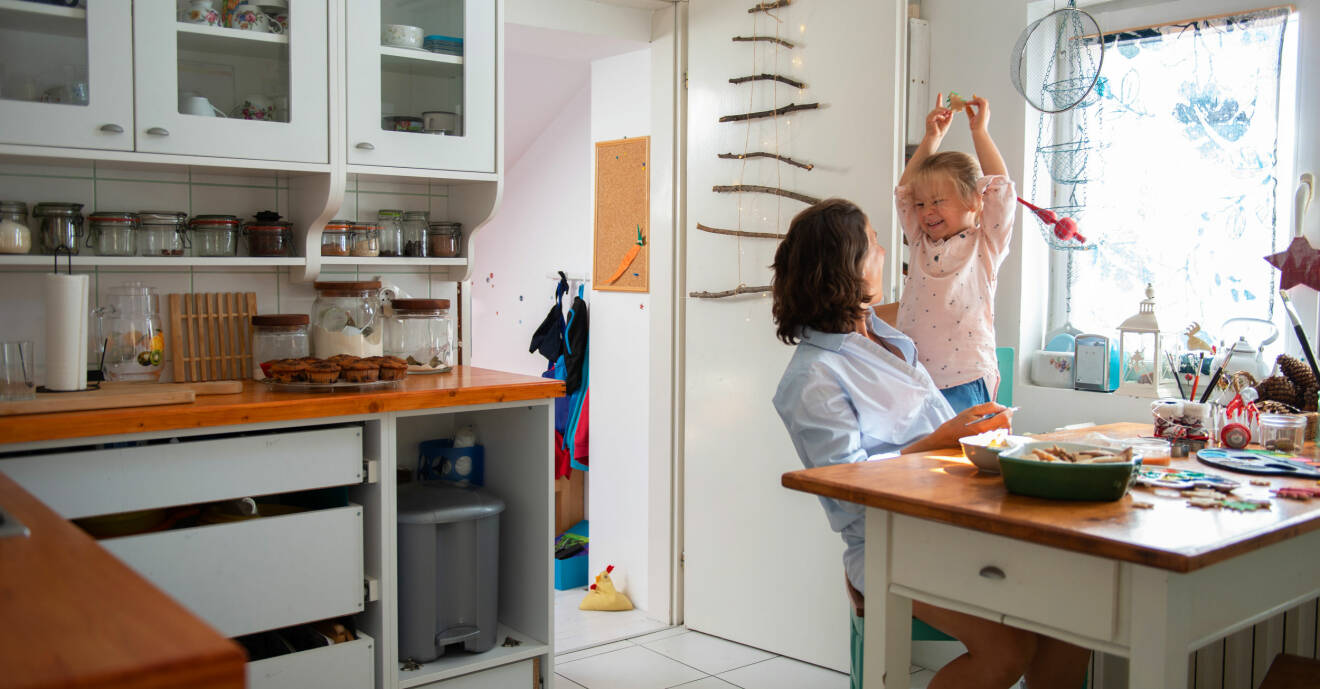 Mamma och barn i ett kök