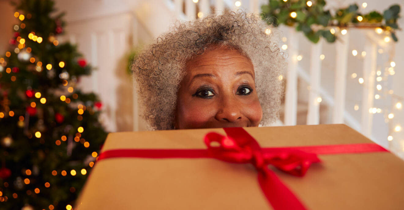 kvinna som håller paket på julafton