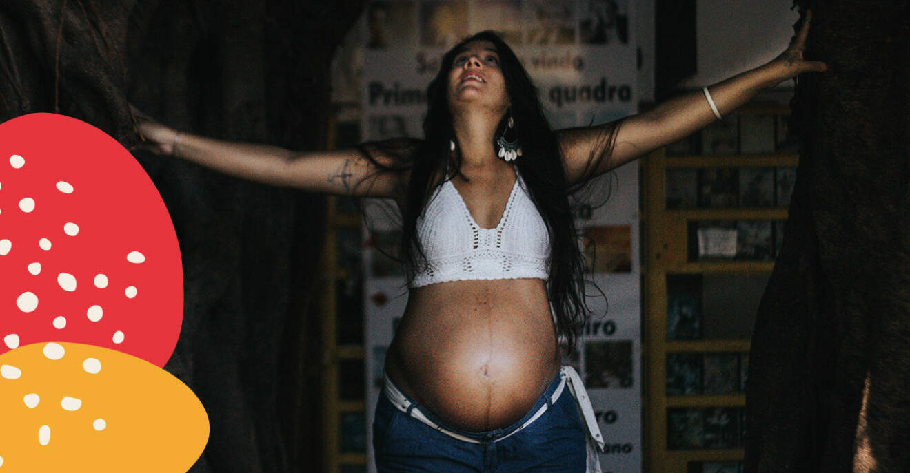 Gravid kvinna visar magen