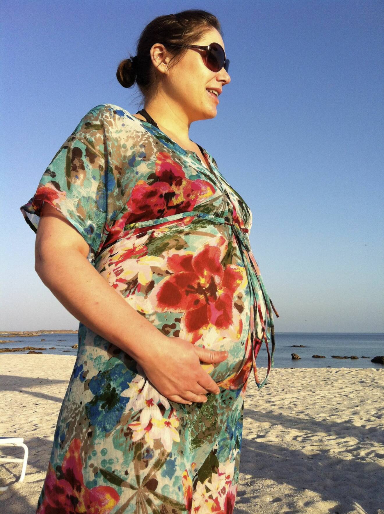 Caroline Bagge gravid på en strand