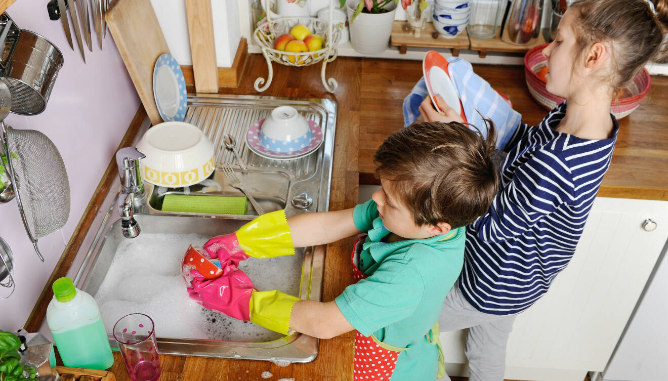 barn som diskar hemma