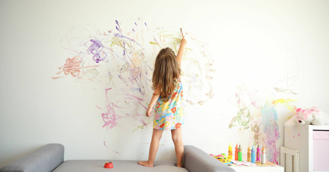 Barn som målar på väggen