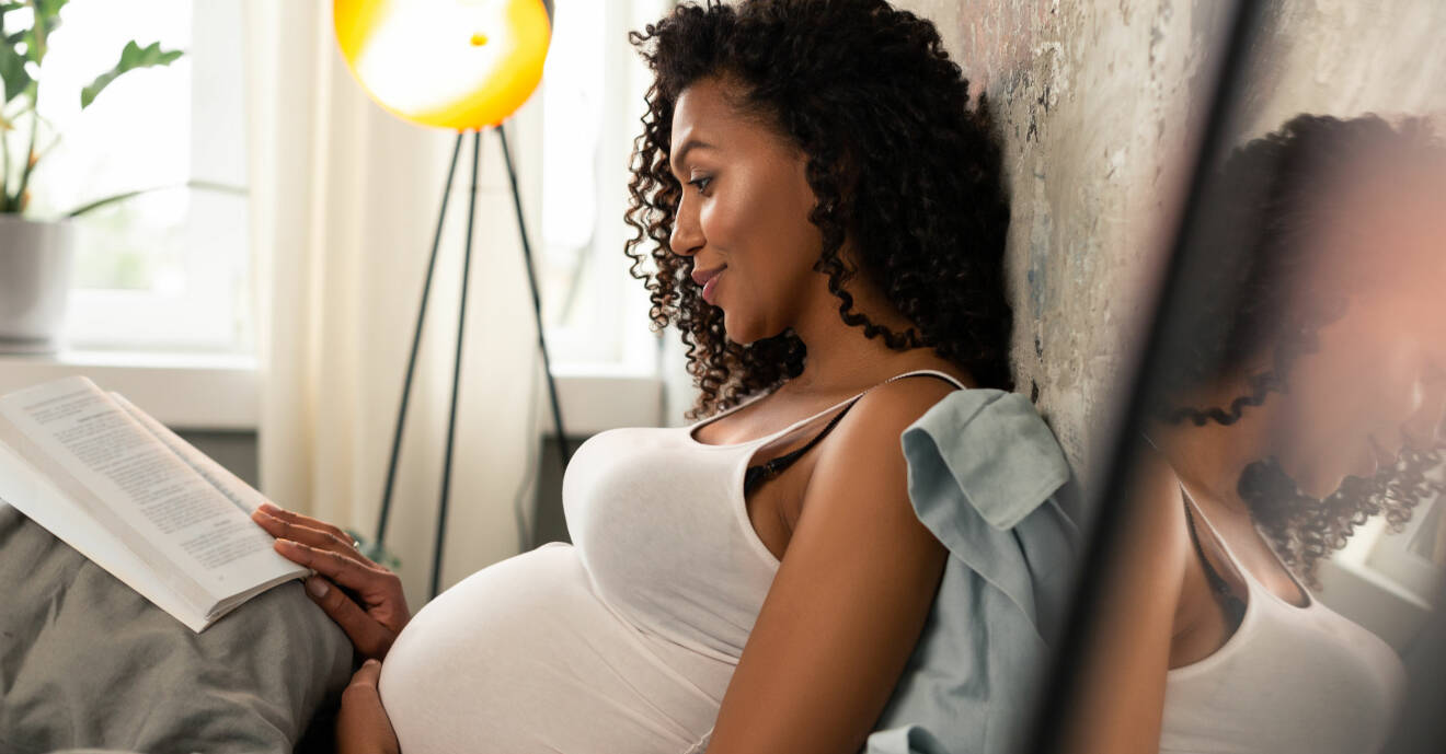 Gravid kvinna läser
